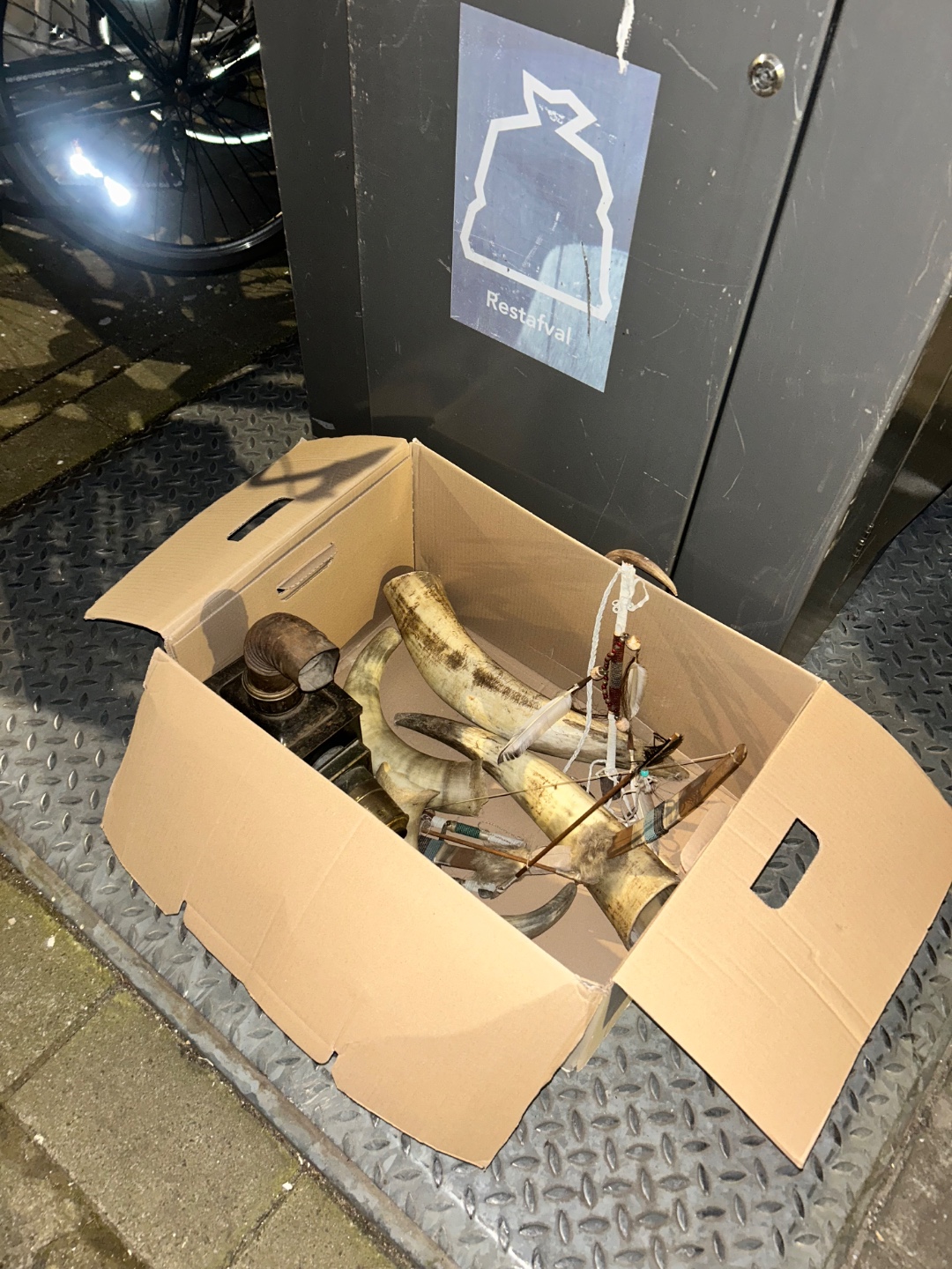 Twee lampen kappen en soort slagtanden van dieren/olifanten 1