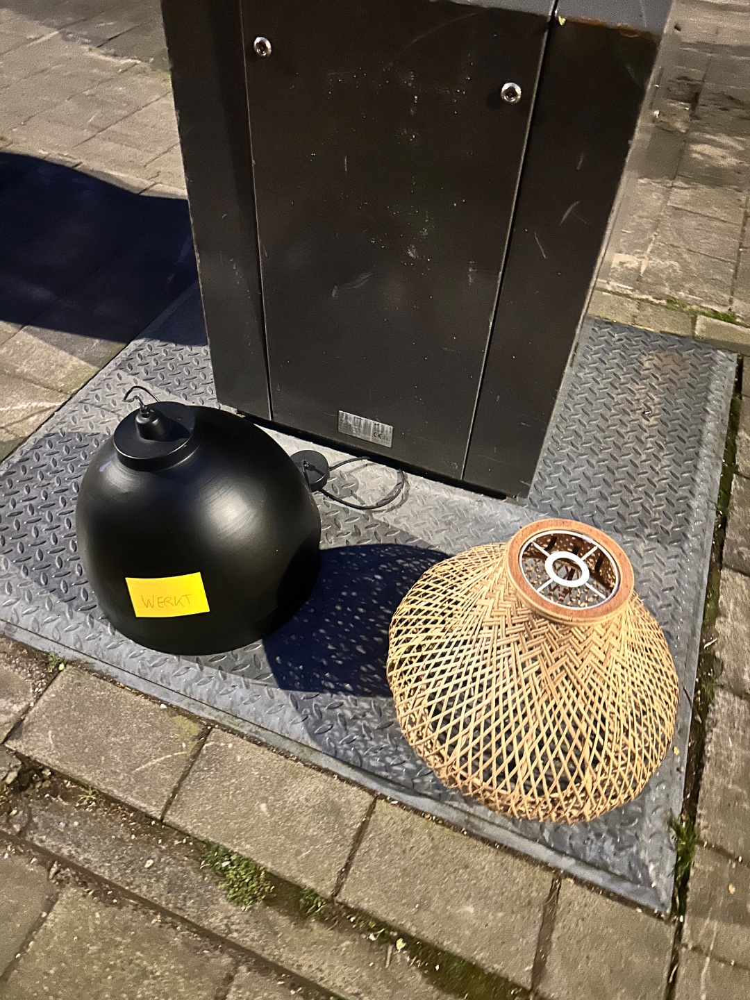 Twee lampen kappen en soort slagtanden van dieren/olifanten 2