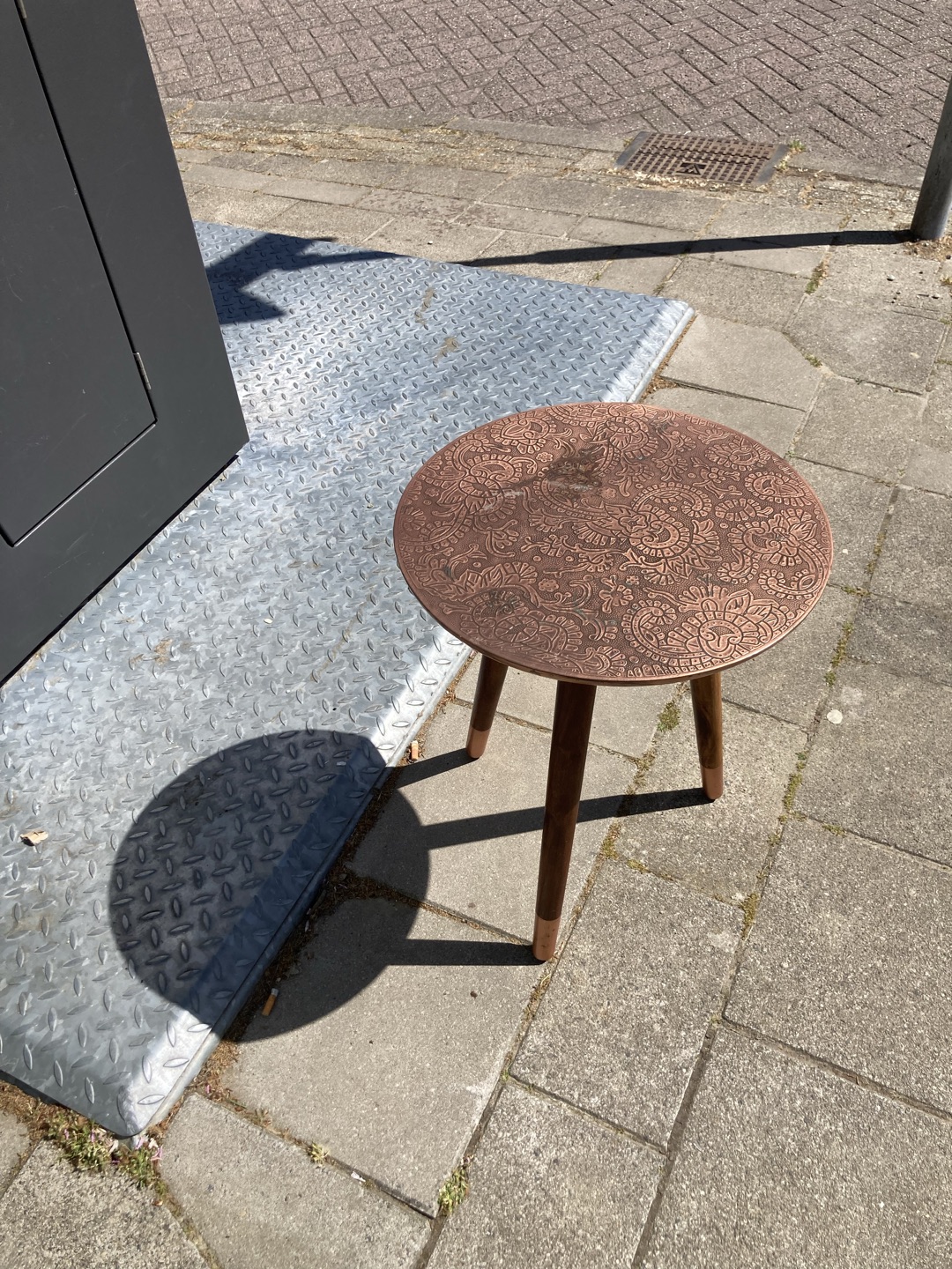 Bijzettafeltje met gebloemd metalen blad 1