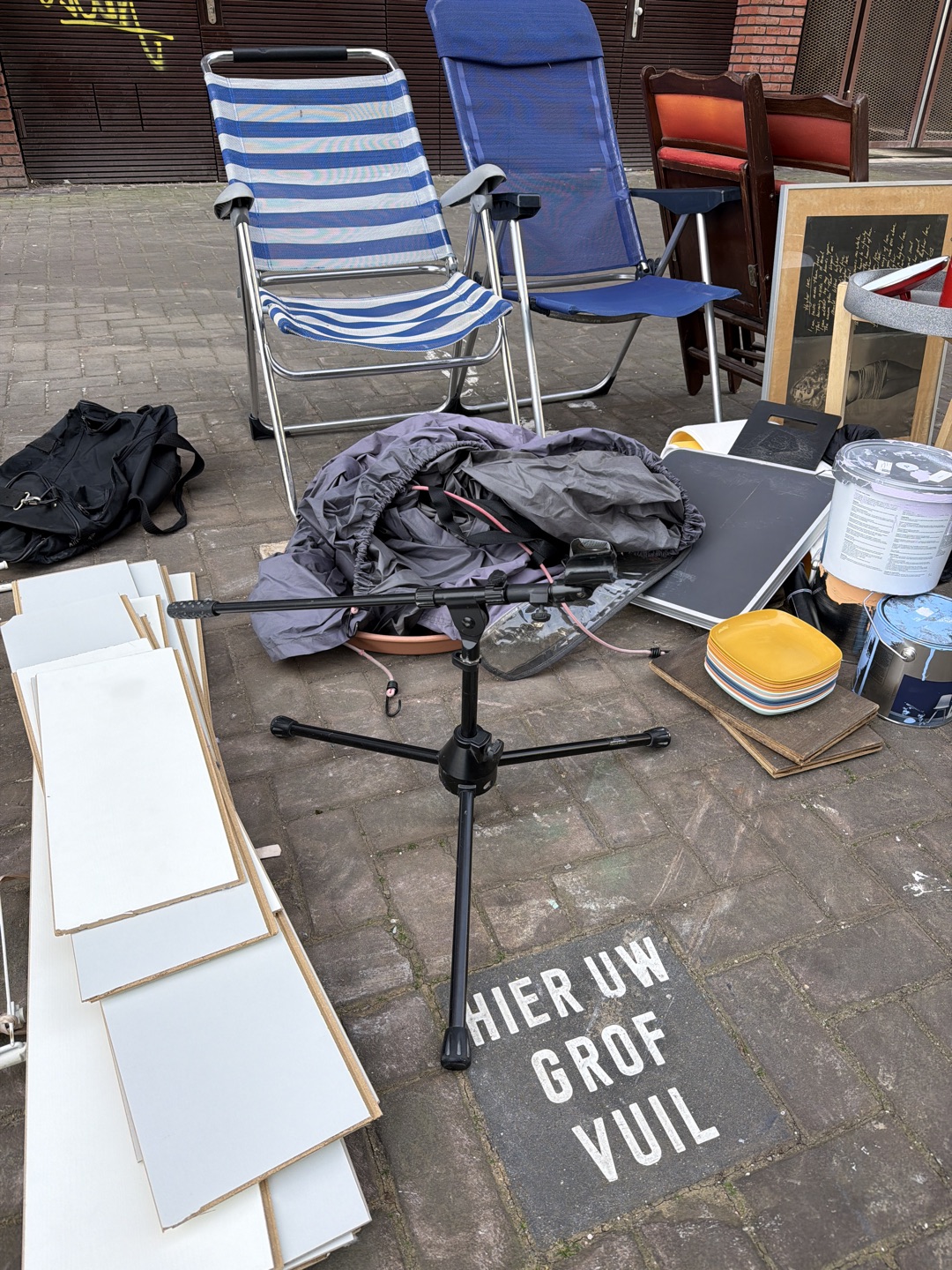 Kids chair, poster in frame, mic stand 3