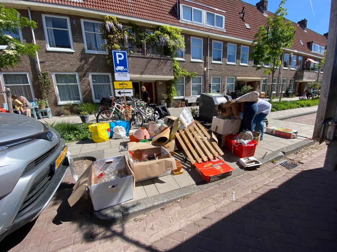 Van alles: glaswerk, lampen , schoonmaakmiddelen en een aardewerk kachel. 1