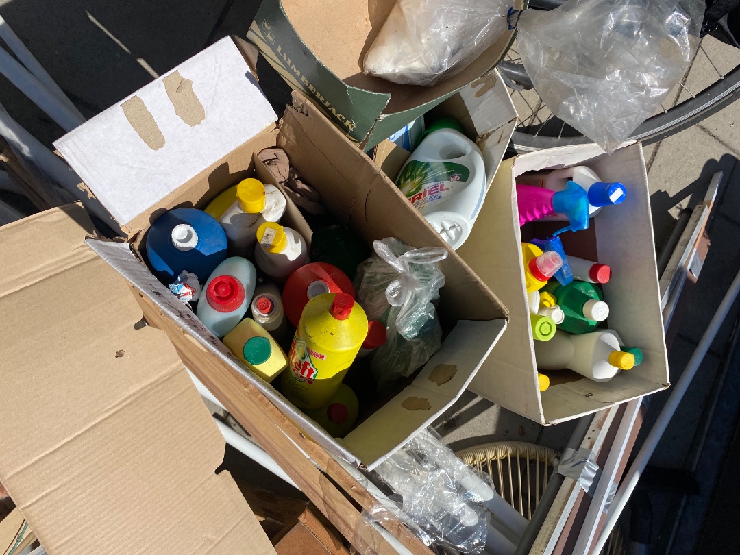 Van alles: glaswerk, lampen , schoonmaakmiddelen en een aardewerk kachel. 3