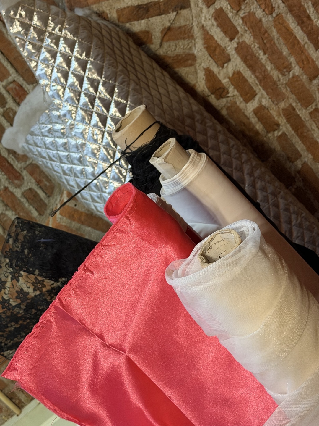 Fabrics rollen stof, op te halen tot vanavond.
Kometensingel 152 3