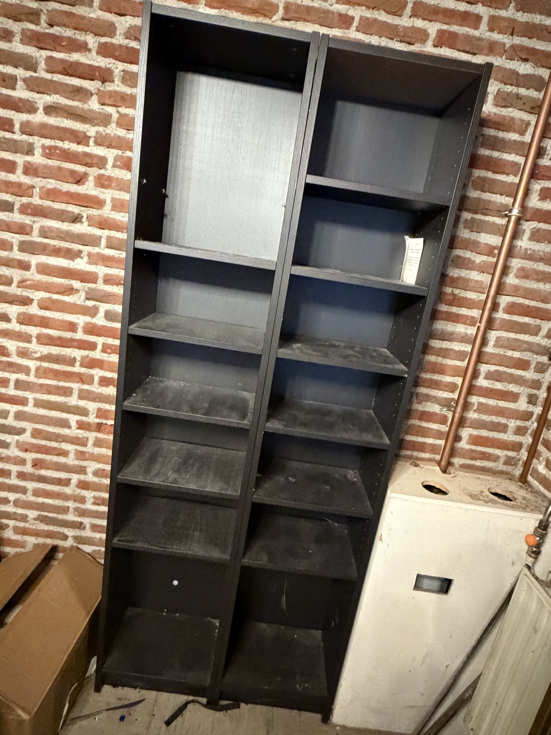 2 IKEA boekenkasten. 1