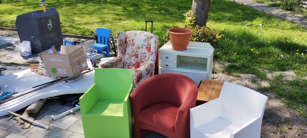 Mooie dekenkist, thee kastje, schoffel, kinderstoeltjes, oma fauteuil, lief kuipstoeltje 1