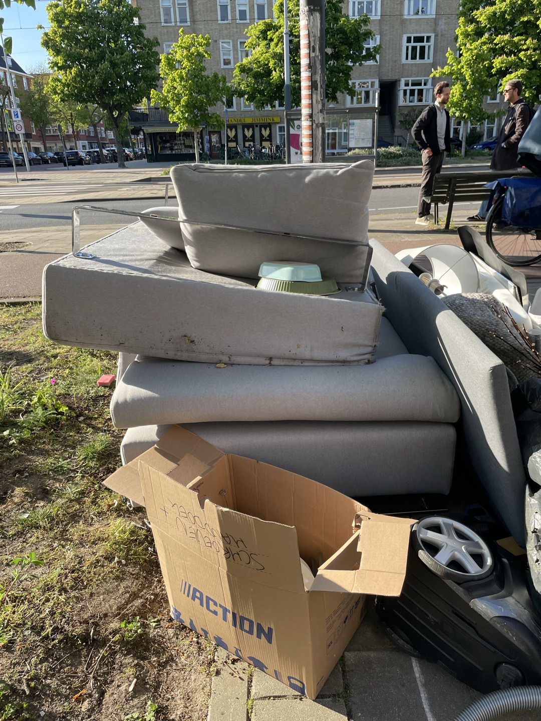 Bezig om een hele inboedel op straat te zetten. Banken, leuk oud kastje, vloerkleed, pannen, servies, stofzuiger. Alles gaat weg. 1
