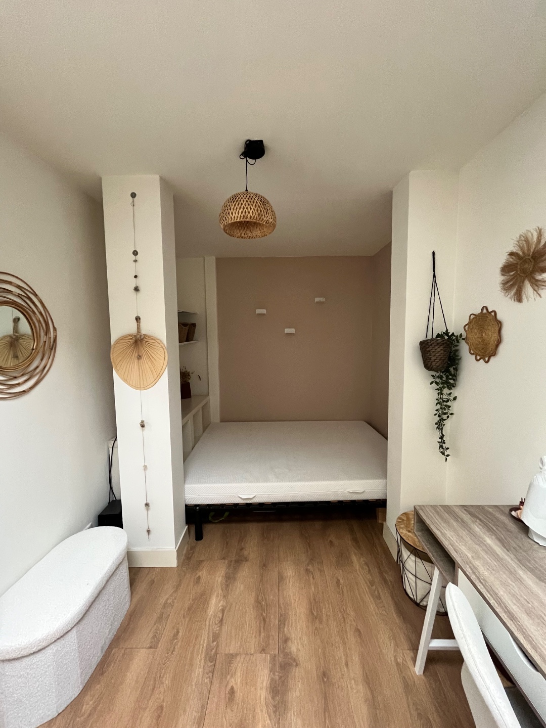 160 x 200 matras (1 jaar oud, goede staat!)  + bedframe. 2 Mei in de ochtend ophalen!!! Bericht bij interesse om een afspraak te maken 1