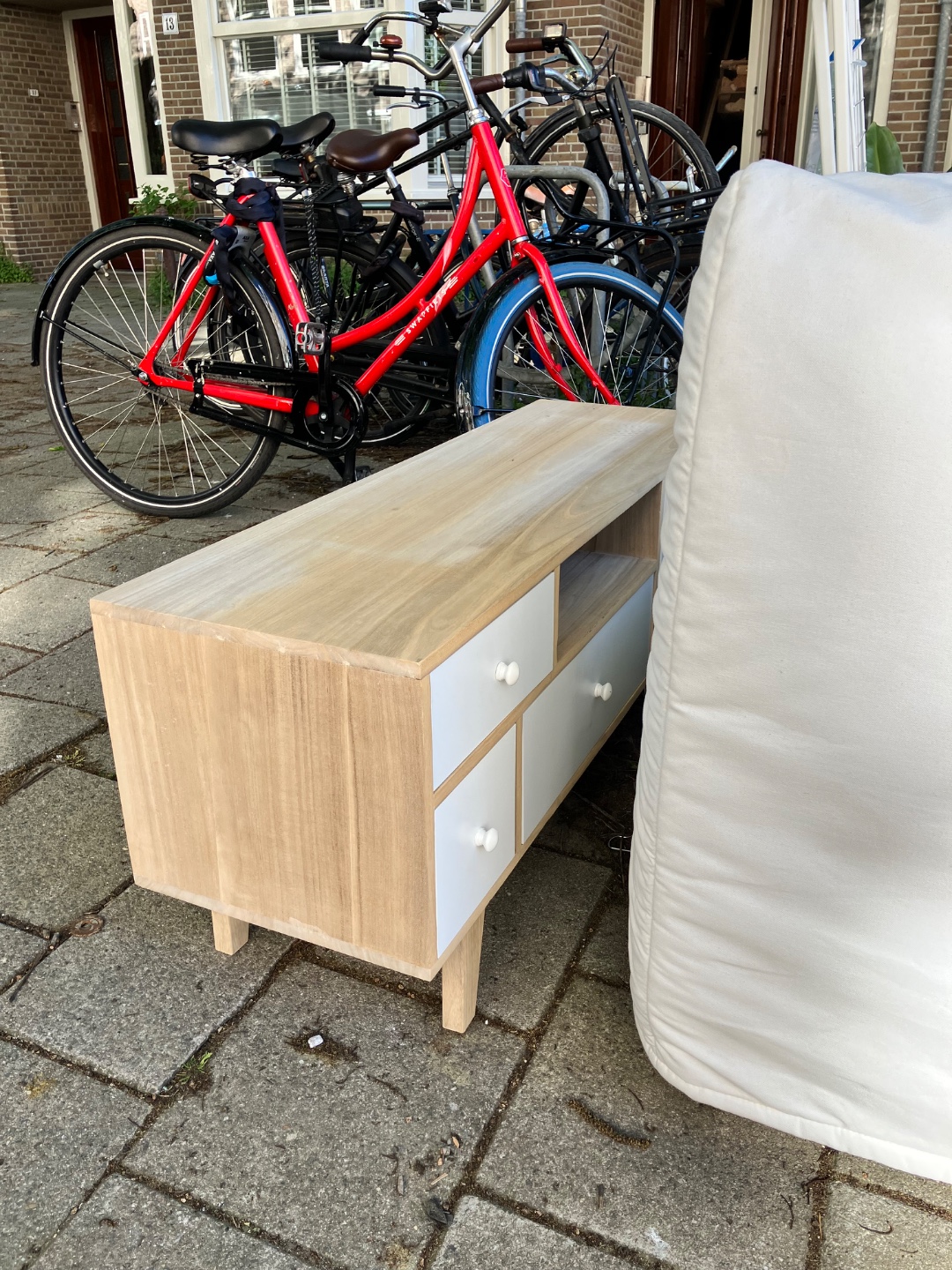 Lade kastje, uitklapbaar sofa bed en bank in prima staat. | Nice little drawer, sofa bed/chair and a couch, all in very good shape. 1