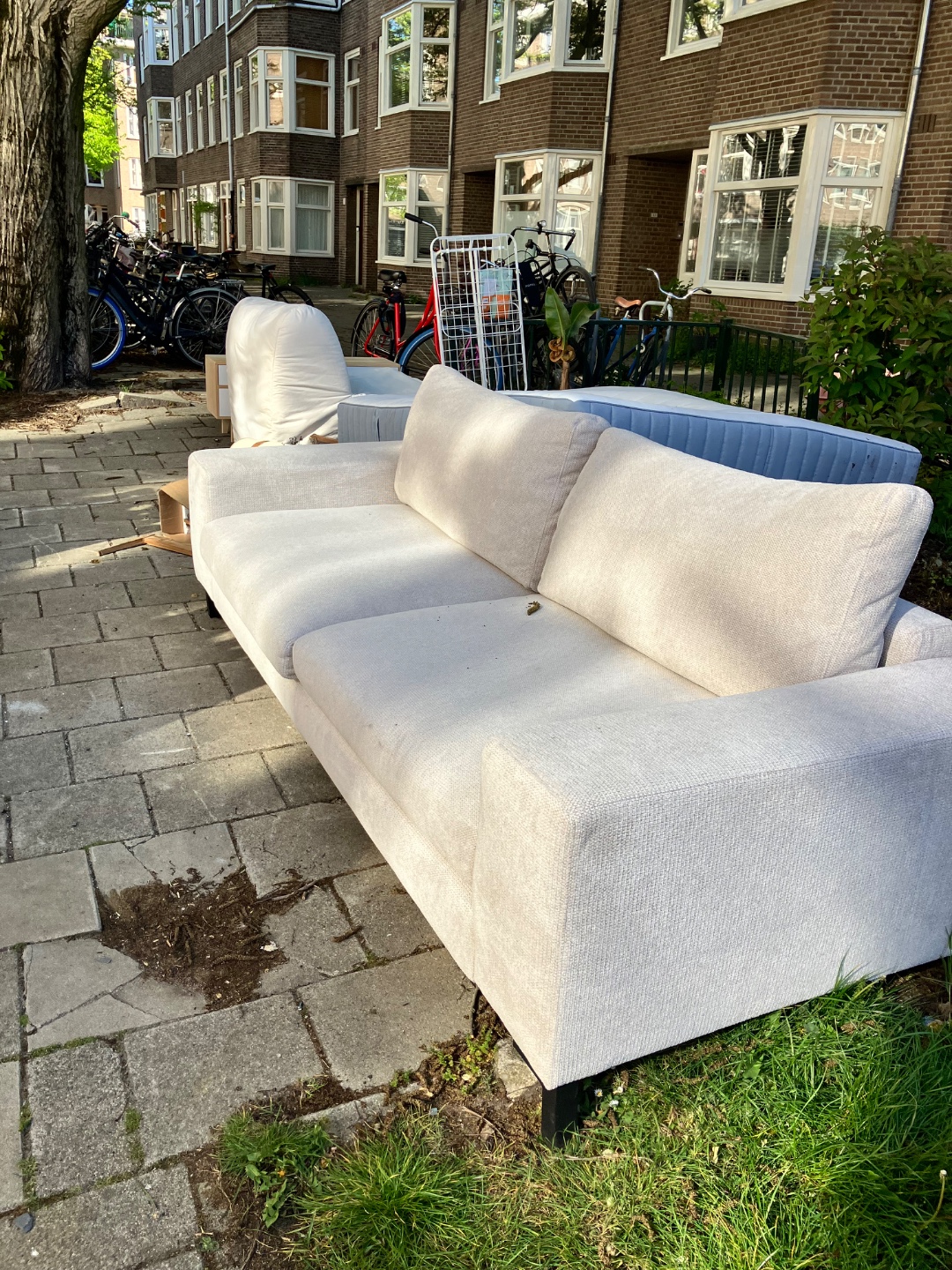 Lade kastje, uitklapbaar sofa bed en bank in prima staat. | Nice little drawer, sofa bed/chair and a couch, all in very good shape. 2