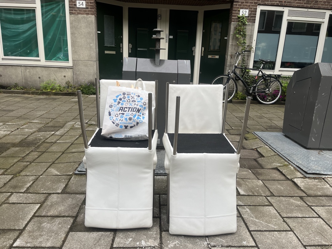 4x dining room chairs + bag with clothing hangers. 1