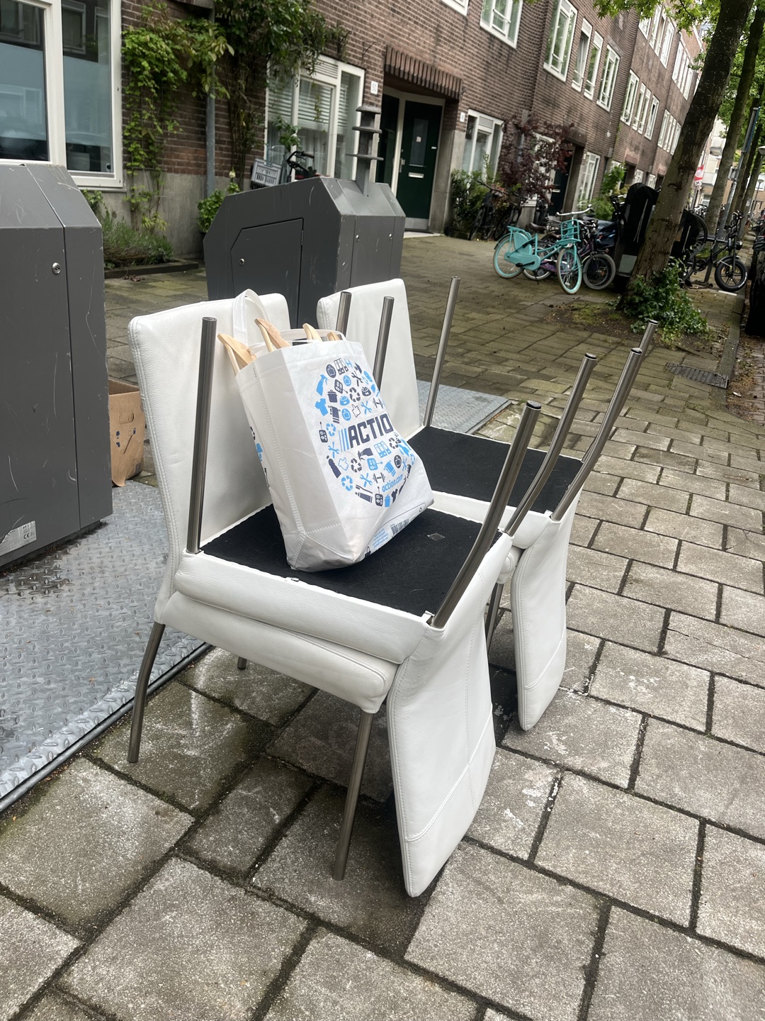 4x dining room chairs + bag with clothing hangers. 2