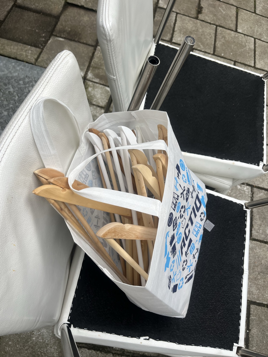 4x dining room chairs + bag with clothing hangers. 3