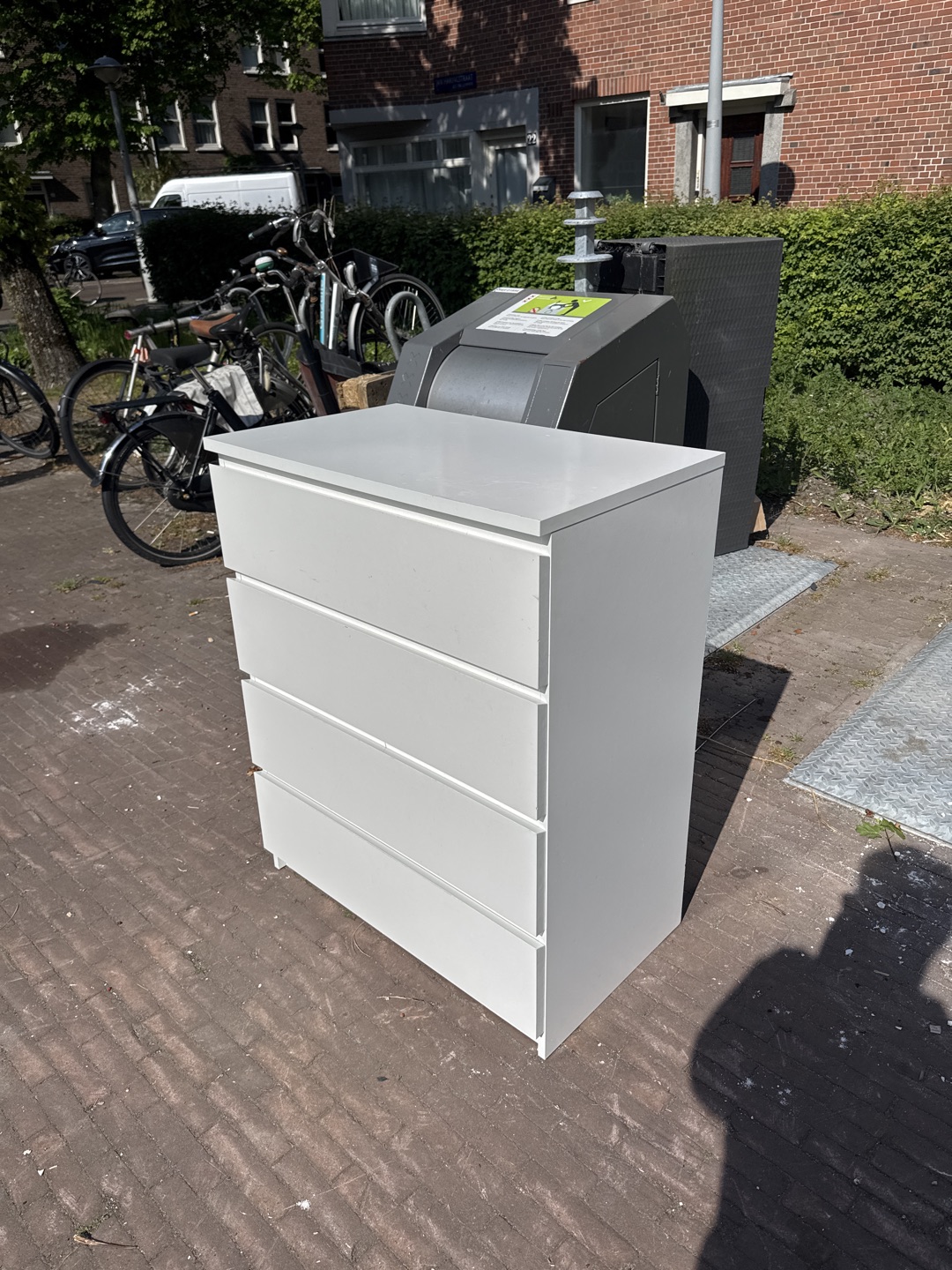 Ikea kast gebruikt, krassen maar kan zeker nog een ronde mee. 1