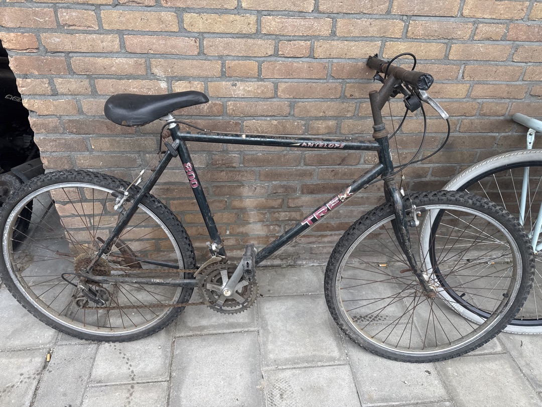 Trek Antelope 800 Mountain Bike complete but needs a service 
Maasluisstraat corner Rijkswijkstraat 1