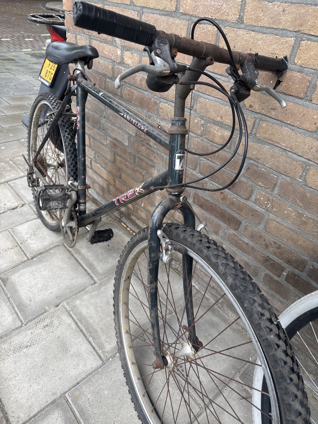 Trek Antelope 800 Mountain Bike complete but needs a service 
Maasluisstraat corner Rijkswijkstraat 2
