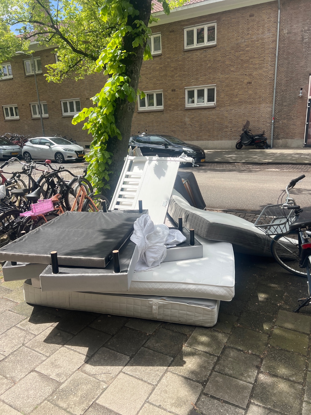Bedden (onderstel en matrassen) gevonden op de Orteliusstraat 1