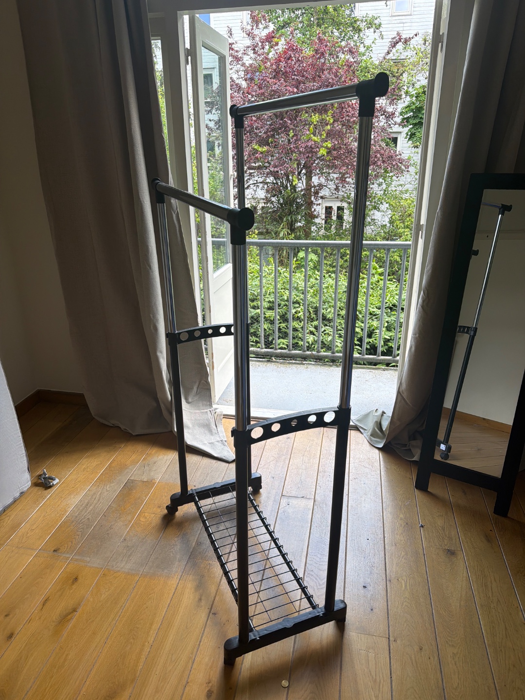 Clothing rack free to pick up! 1