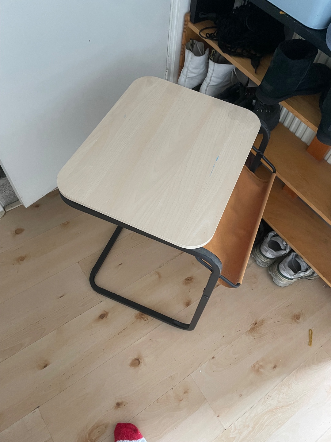 Little side table, nice for working or eating on the couch/bed 1