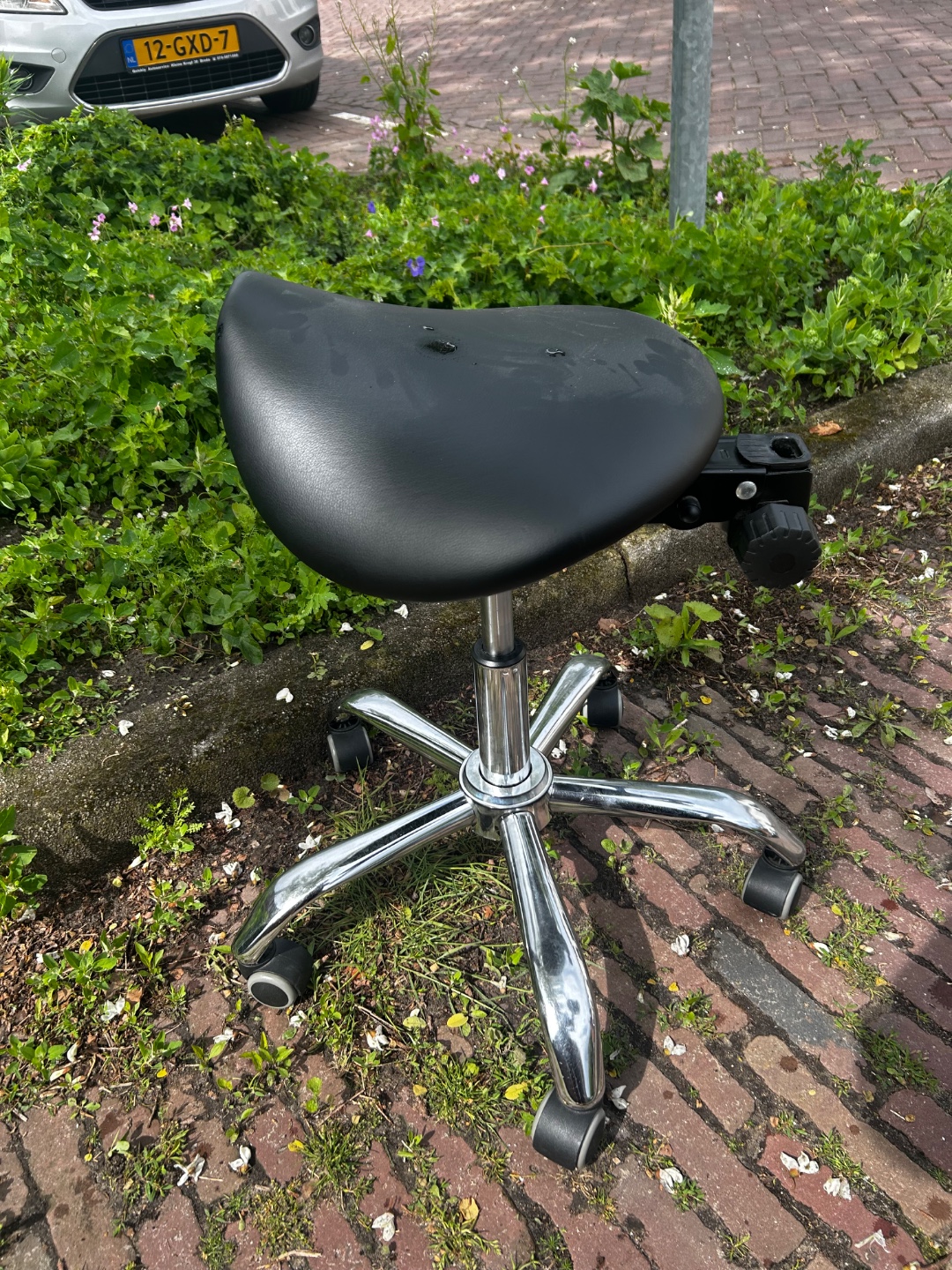 Zadelkruk. Rugleuning ligt er apart bij. Kreeg ik er niet opgeschoven, even 2 paar handen voor nodig. 1
