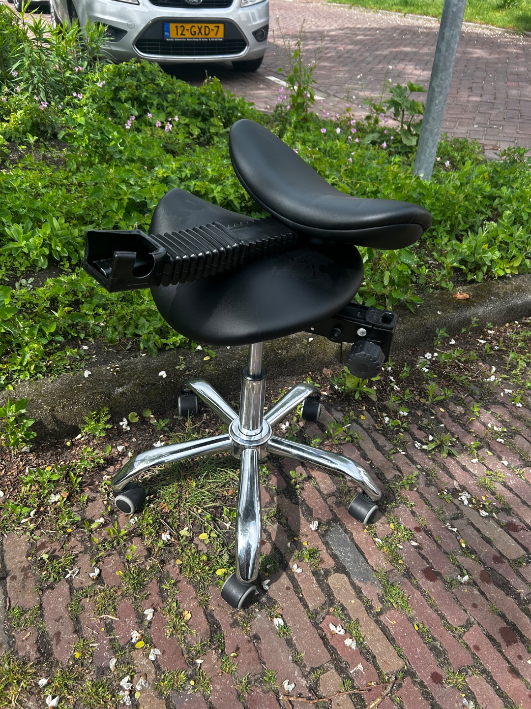 Zadelkruk. Rugleuning ligt er apart bij. Kreeg ik er niet opgeschoven, even 2 paar handen voor nodig. 2