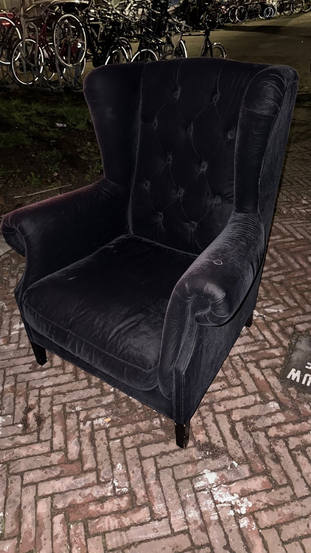 Nu op de hoek van de Louise Colignystraat en de Bestevaerstraat. Please pick up before it rains. 1