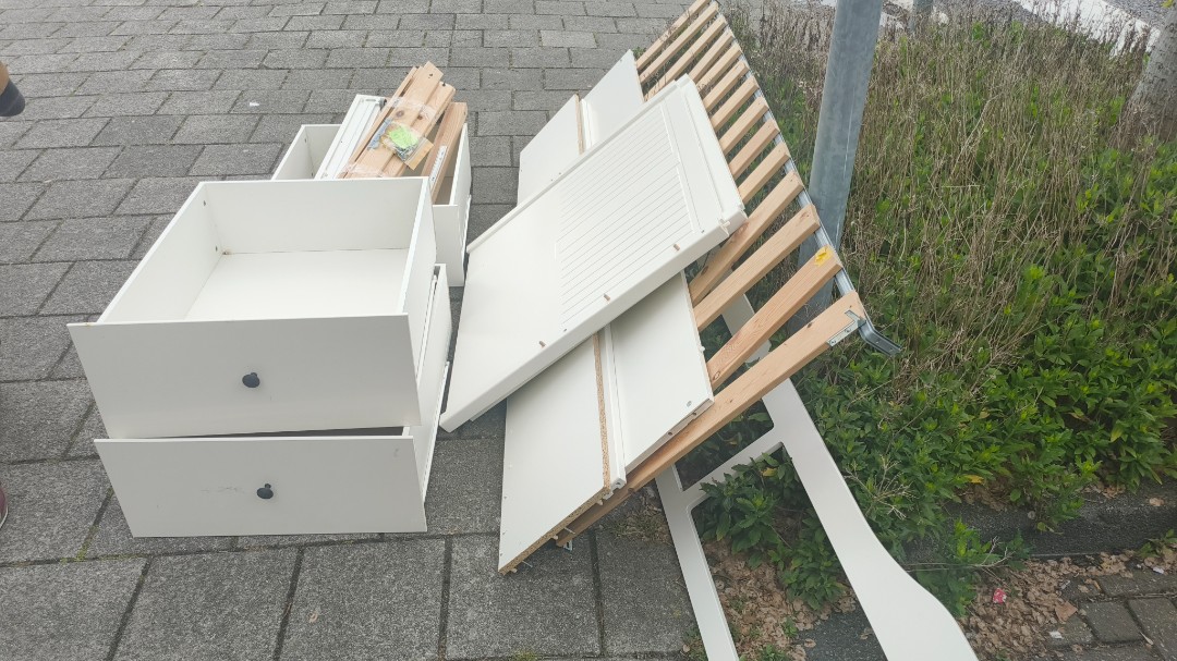 Een eenpersoonsbed met lades, in zeer goede staat.

One person bed with drawers, very good conditions 1