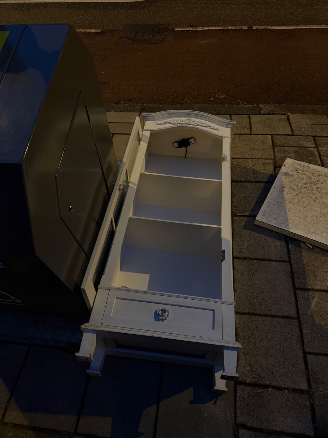 Cabinet 1