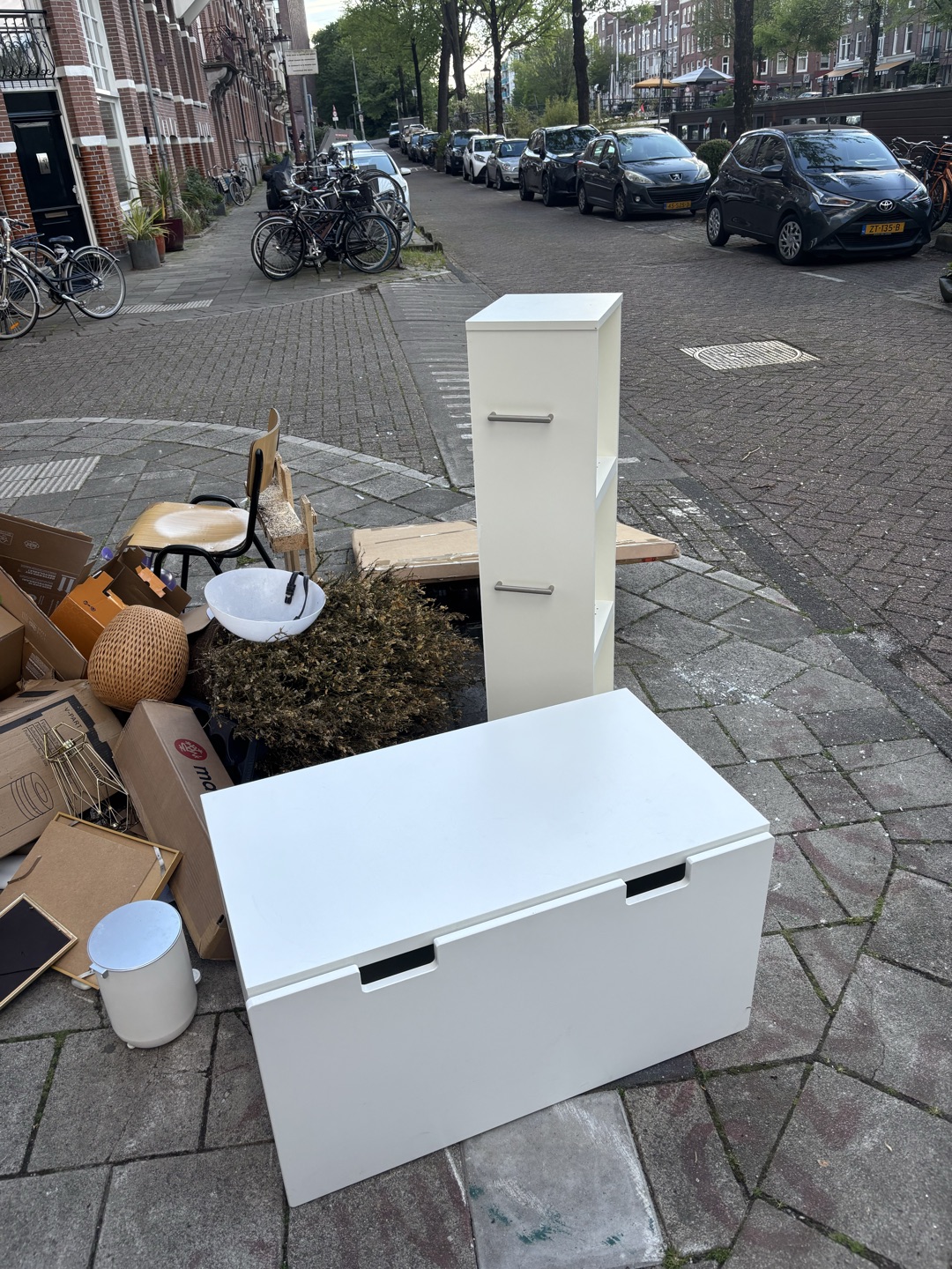 2 witte ikea kasten, 1 met grote la 1