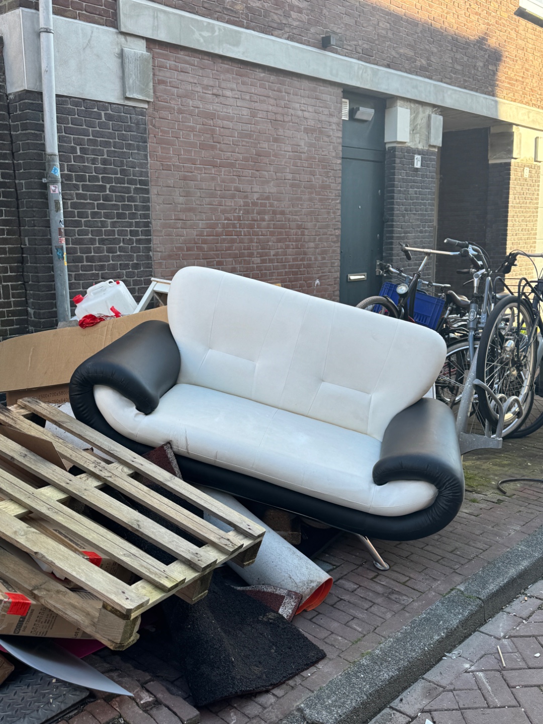 leuk bankje zwart wit met rvs poot 1
