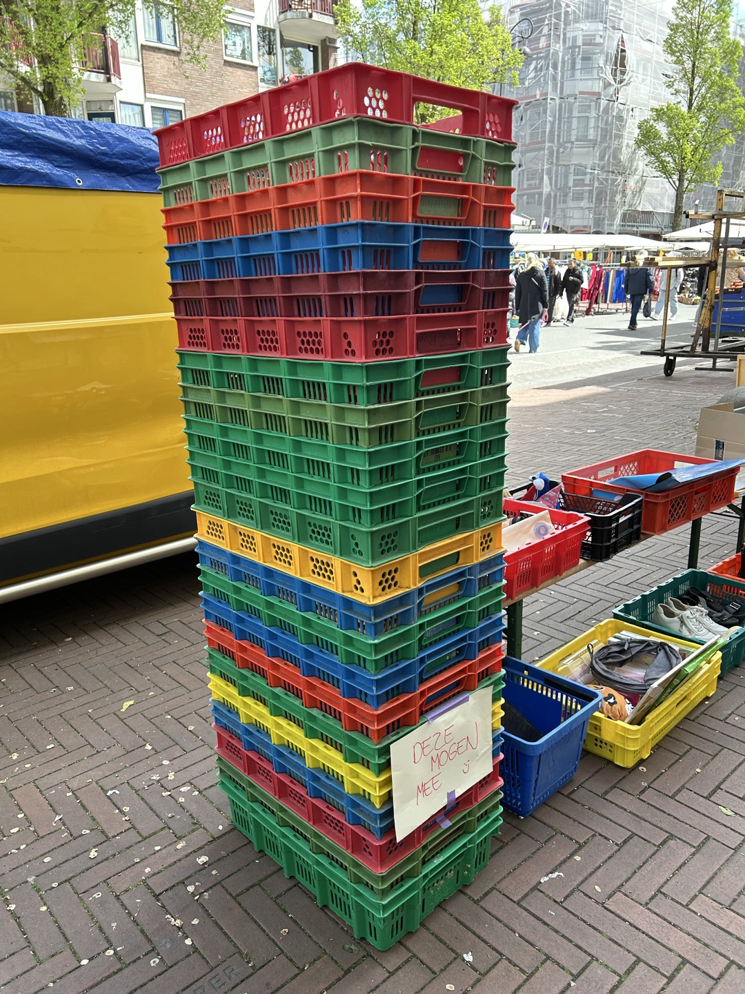 Stapel met kratten aan het Afvalpaleis 1