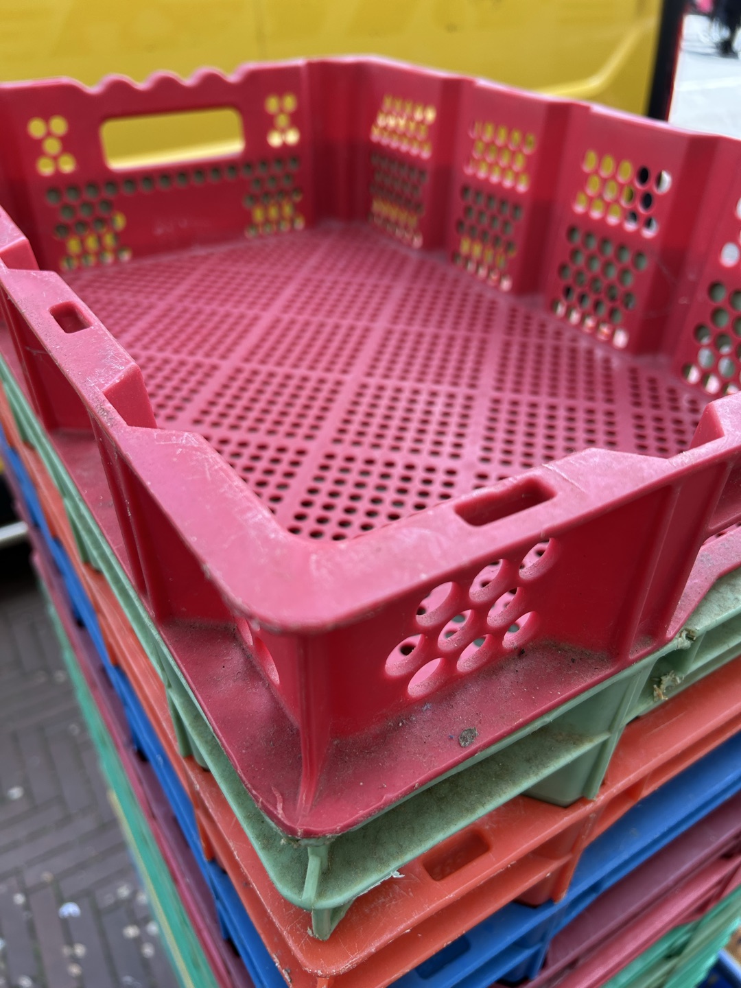 Stapel met kratten aan het Afvalpaleis 2