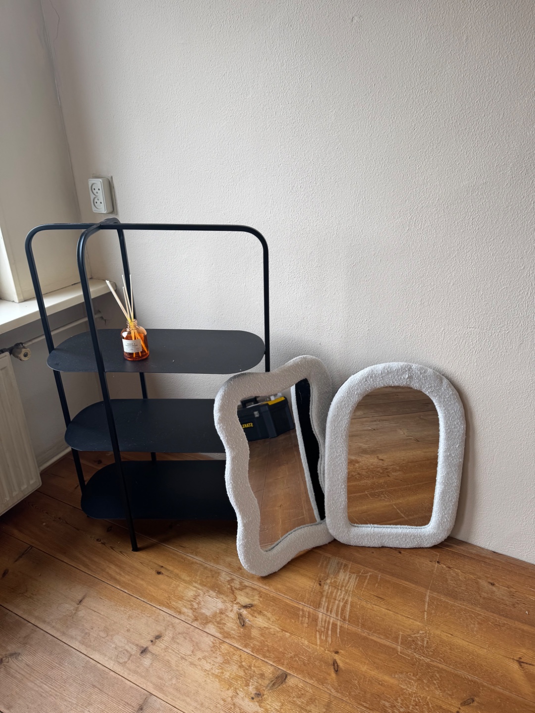 Side table, speigels en andere deco 1