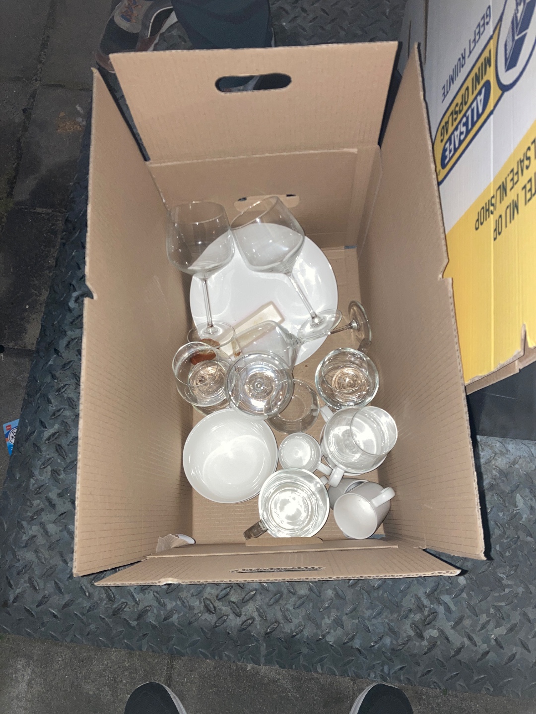 Nice large wine glasses and some cups hema. Naast de vuilnisbak. 1