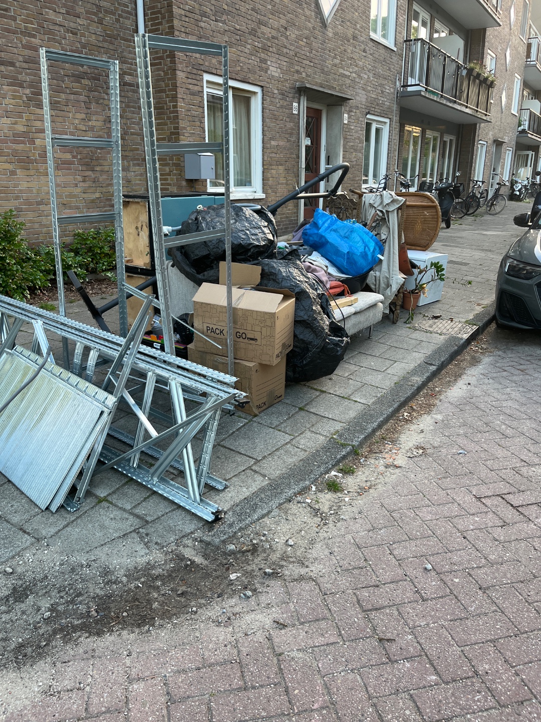 Heel veel huisraad , mooie stoelen, stellingkast 3