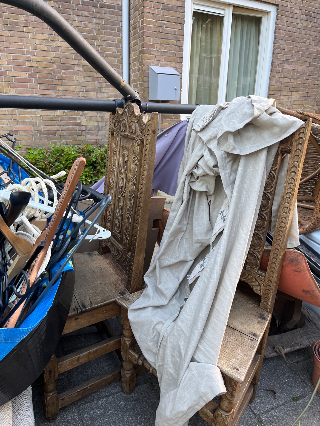 Heel veel huisraad , mooie stoelen, stellingkast 1