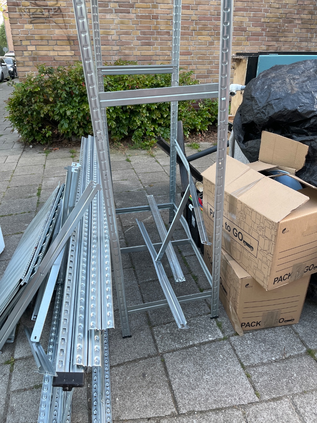 Heel veel huisraad , mooie stoelen, stellingkast 2