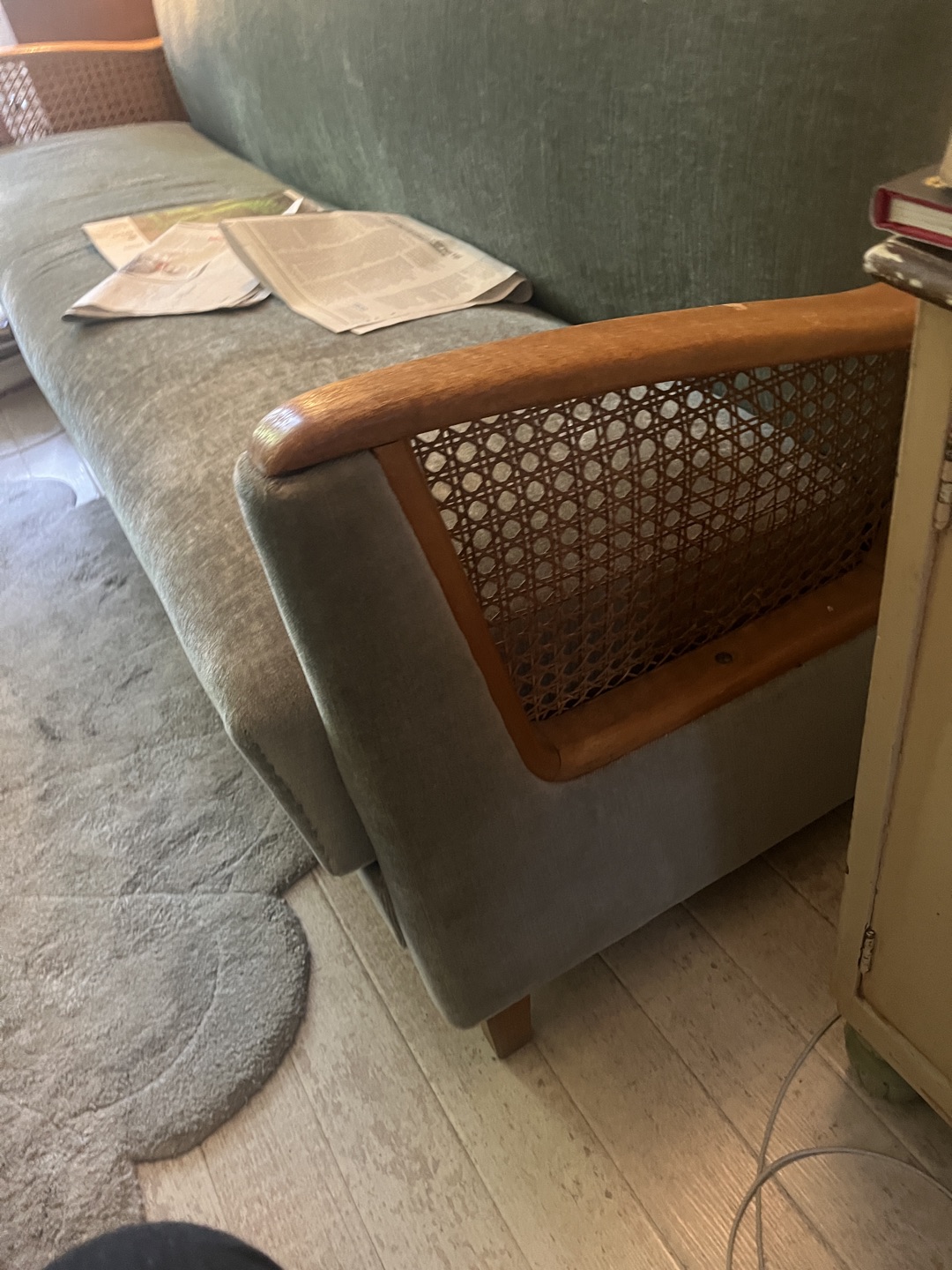 Vintage / retro slaapbank met bergruimte en ‘webbing’ aan de zijkanten 1
