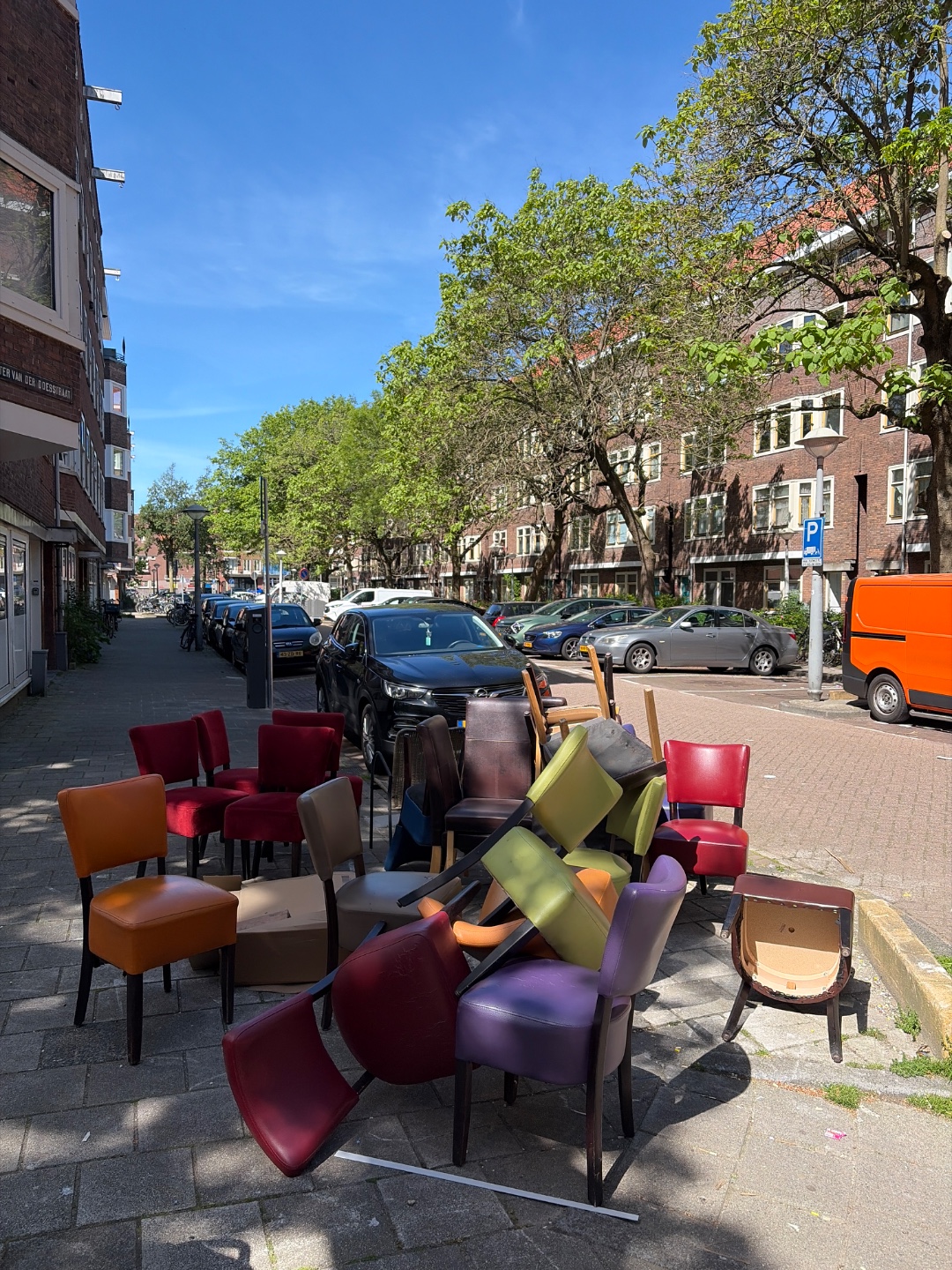 Stapels stoelen 1