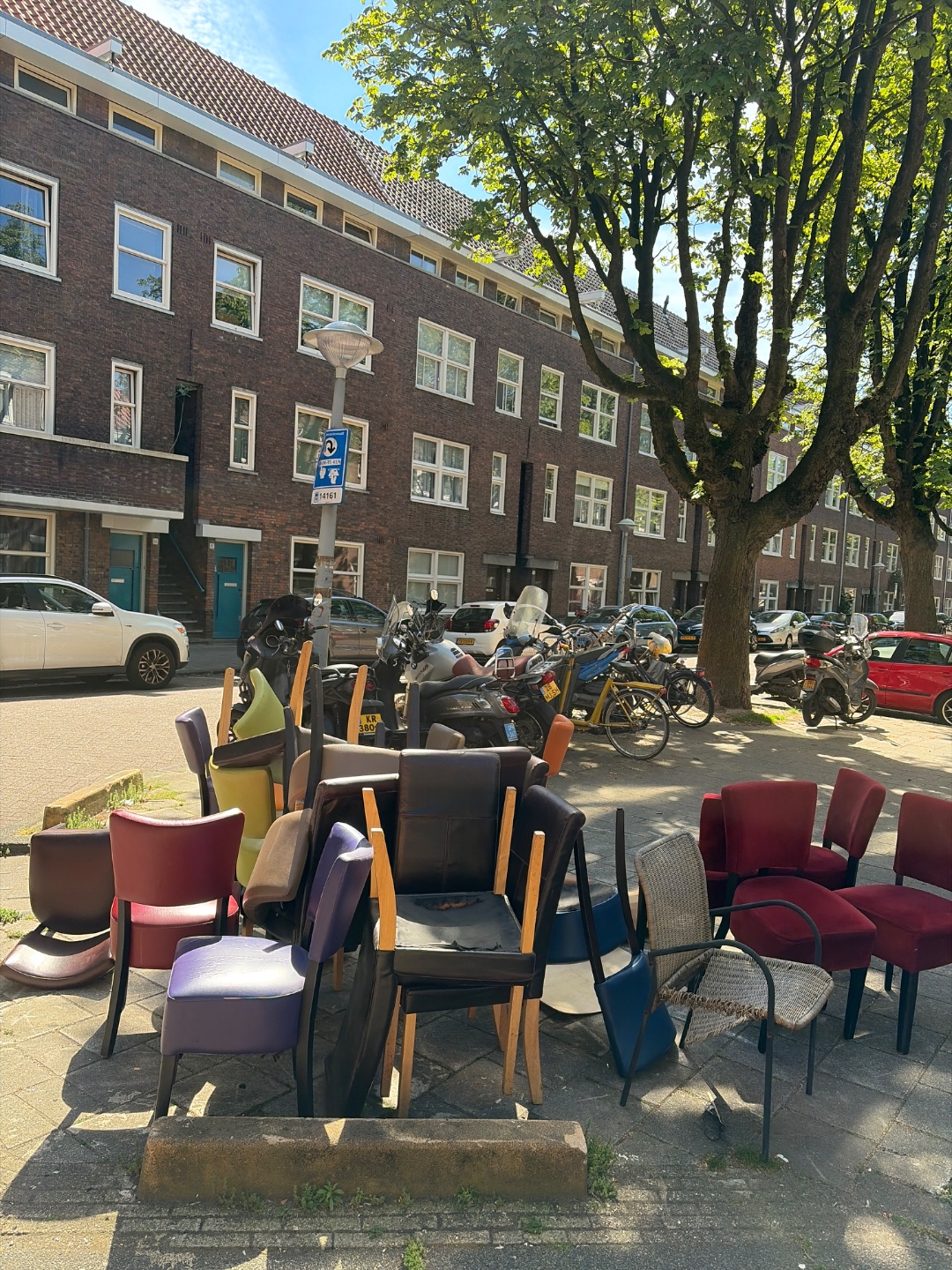 Stapels stoelen 2