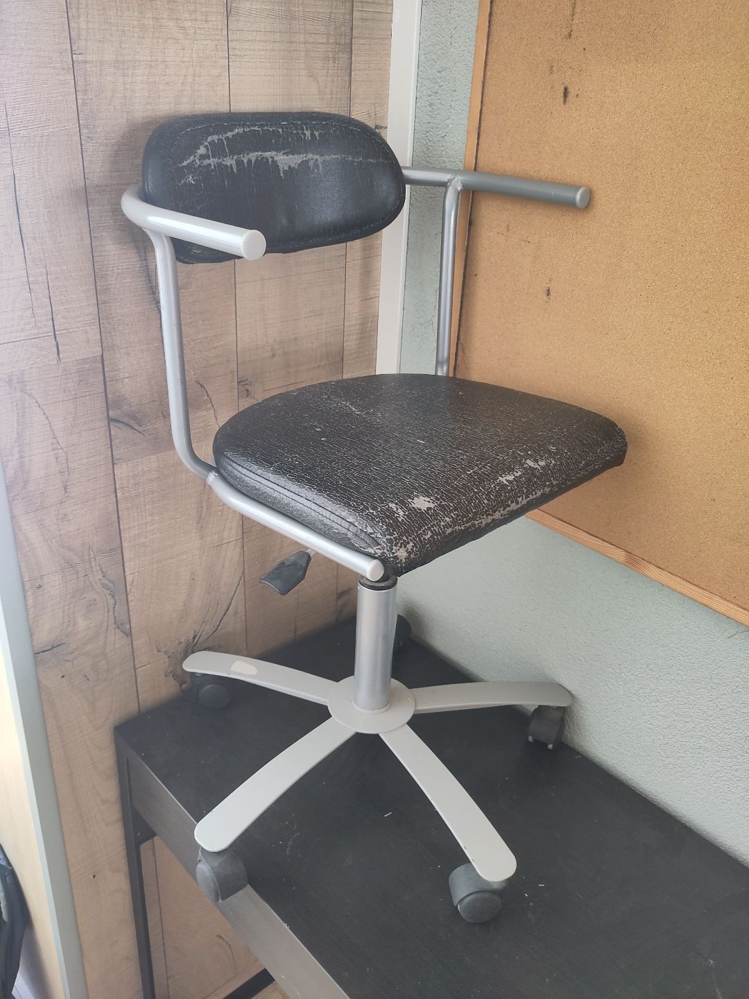 Zwart Ikea bureau met twee lades + zwarte bureaustoel in hoogte verstelbaar
Kinkerstraat 212-2 1