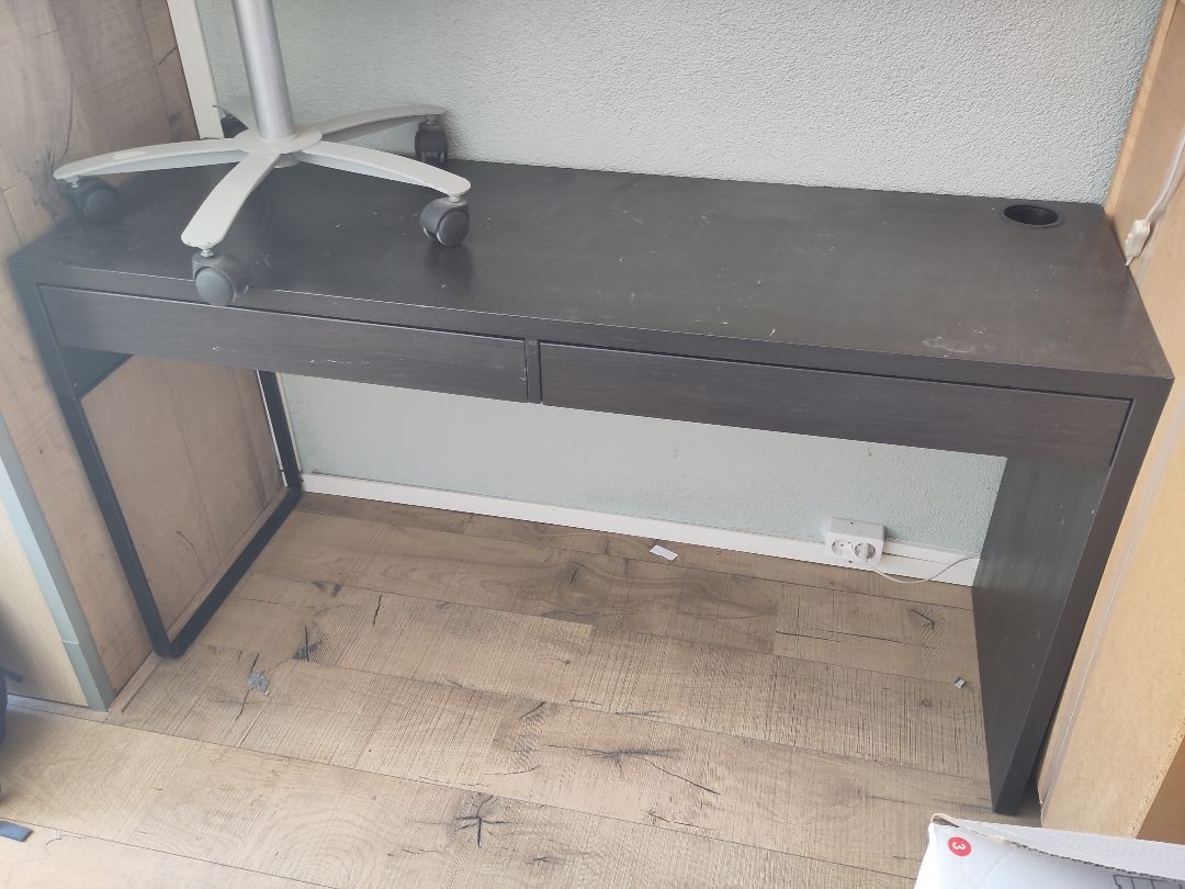 Zwart Ikea bureau met twee lades + zwarte bureaustoel in hoogte verstelbaar
Kinkerstraat 212-2 2
