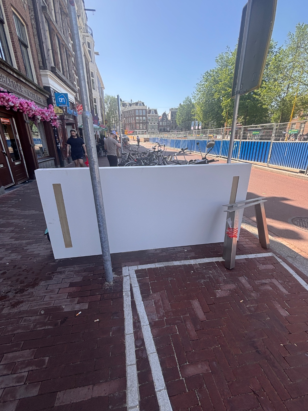 Supergrote eettafel / werktafel 
Afmetingen:
2m50 x 1m10
Hoogte 76 cm

Let op: blad is heeeeel zwaar 2