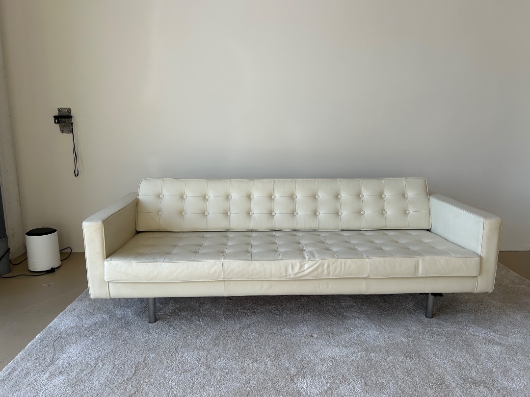 White couch and chair. Already on the stoop (before Keienbergweg 46/48) 1