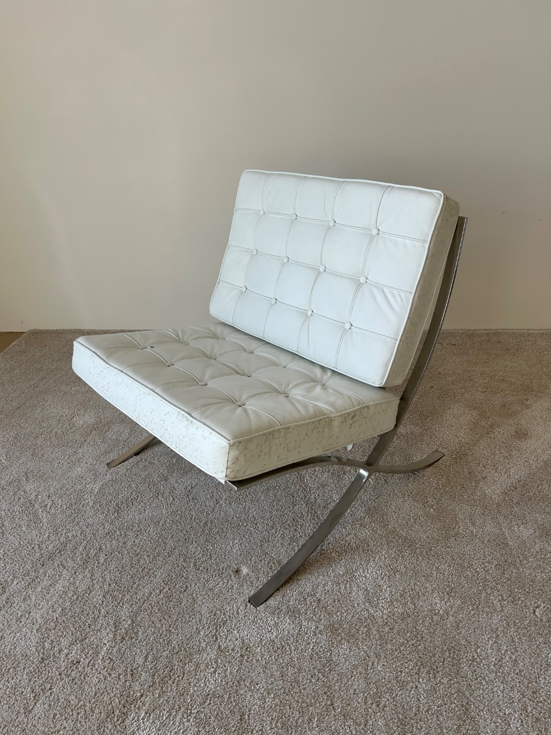 White couch and chair. Already on the stoop (before Keienbergweg 46/48) 2