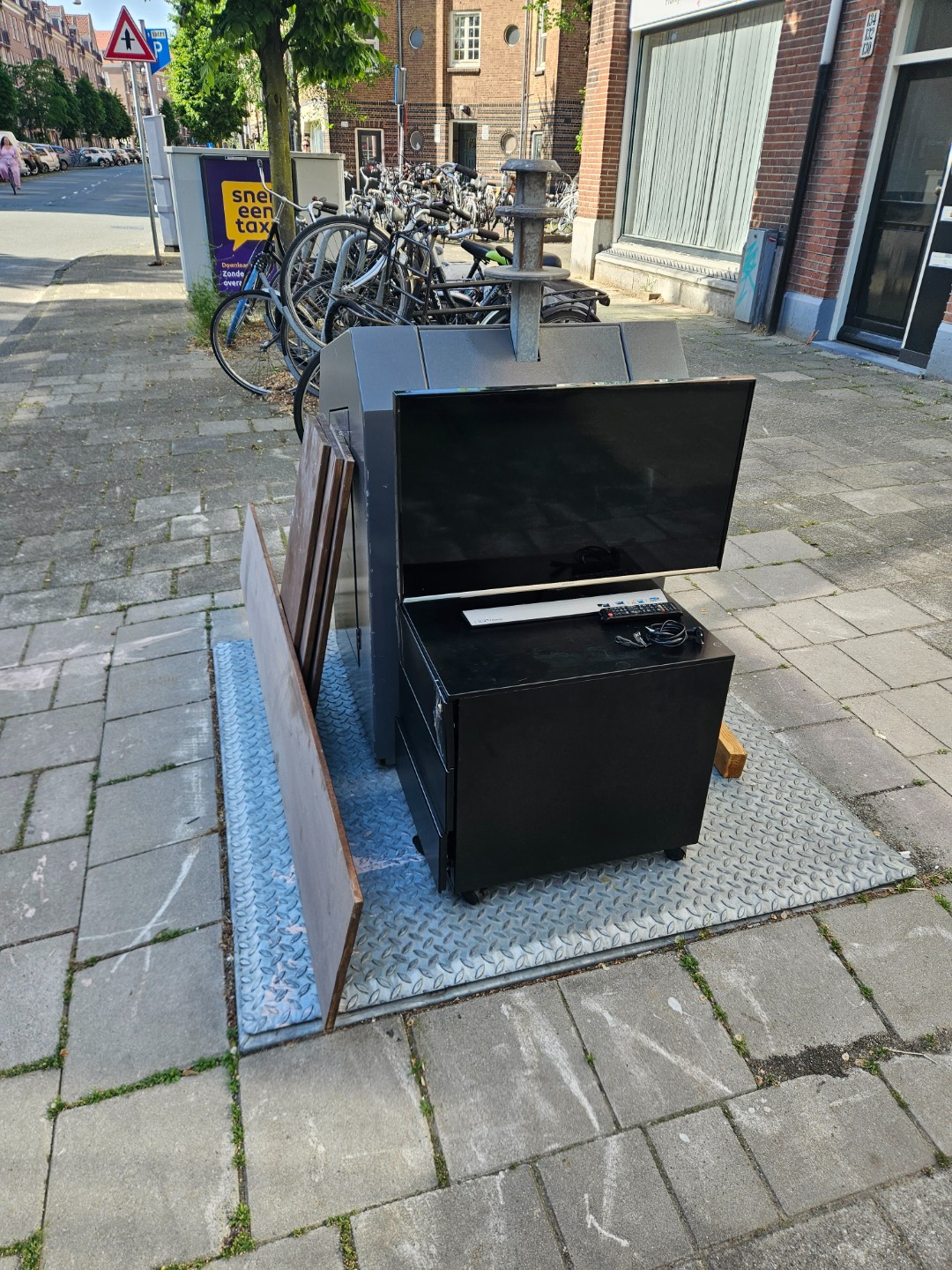 Samsung TV met snoer en AB en ladekastje 1