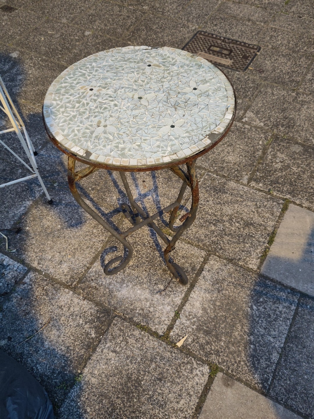 Tafeltje met glasmozaïek bovenop 1