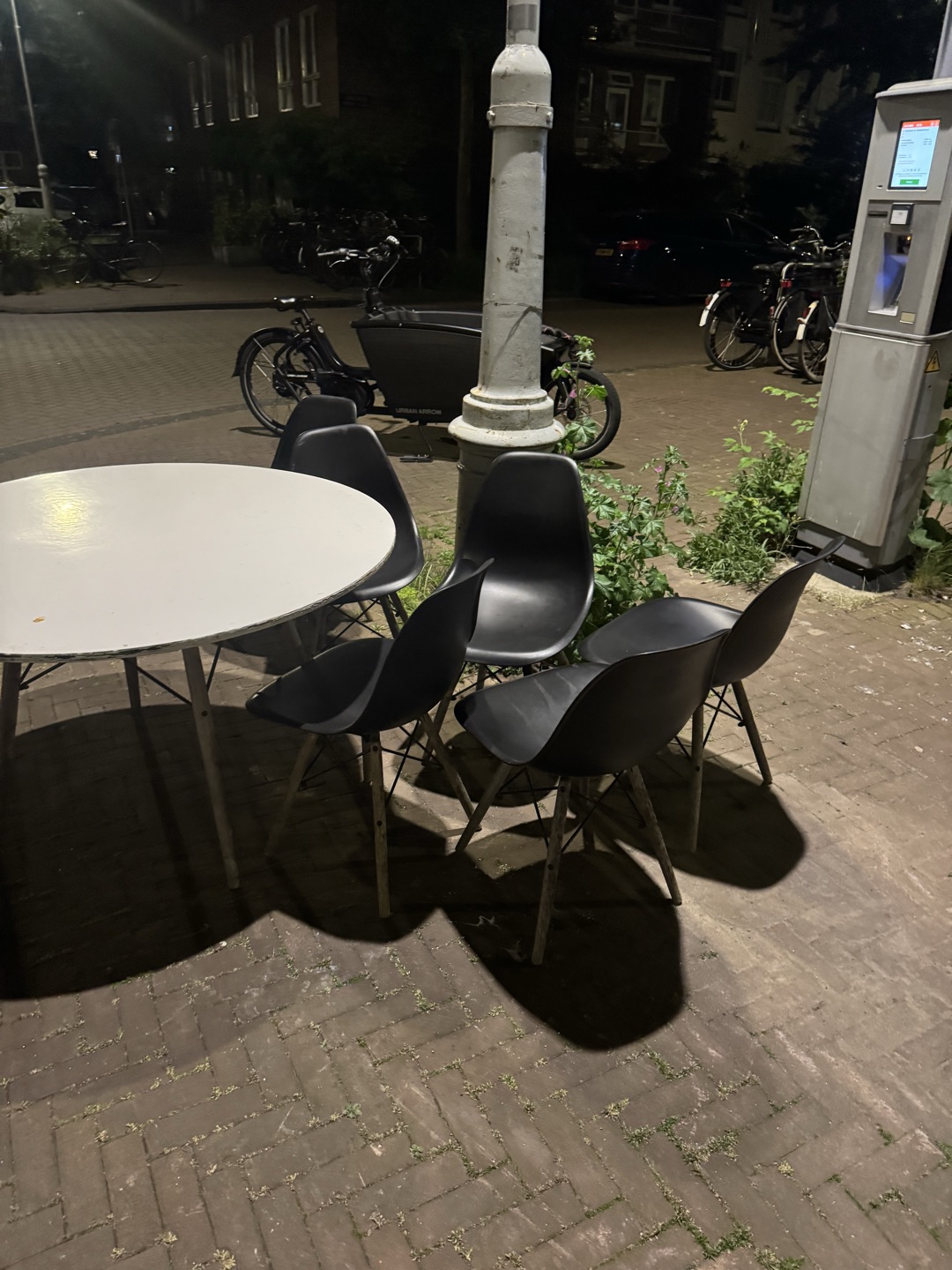 tafel en stoelen 1