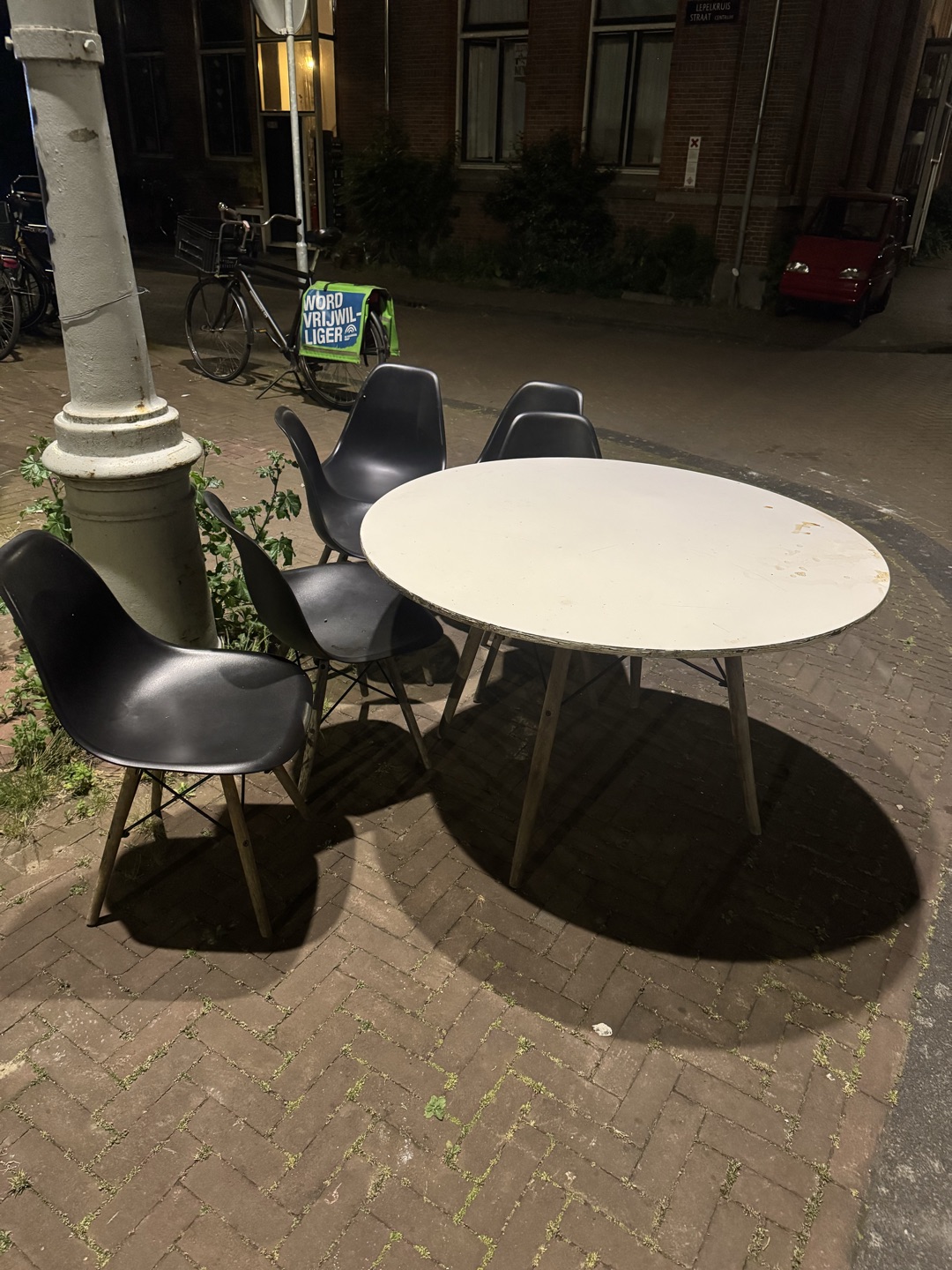 tafel en stoelen 2