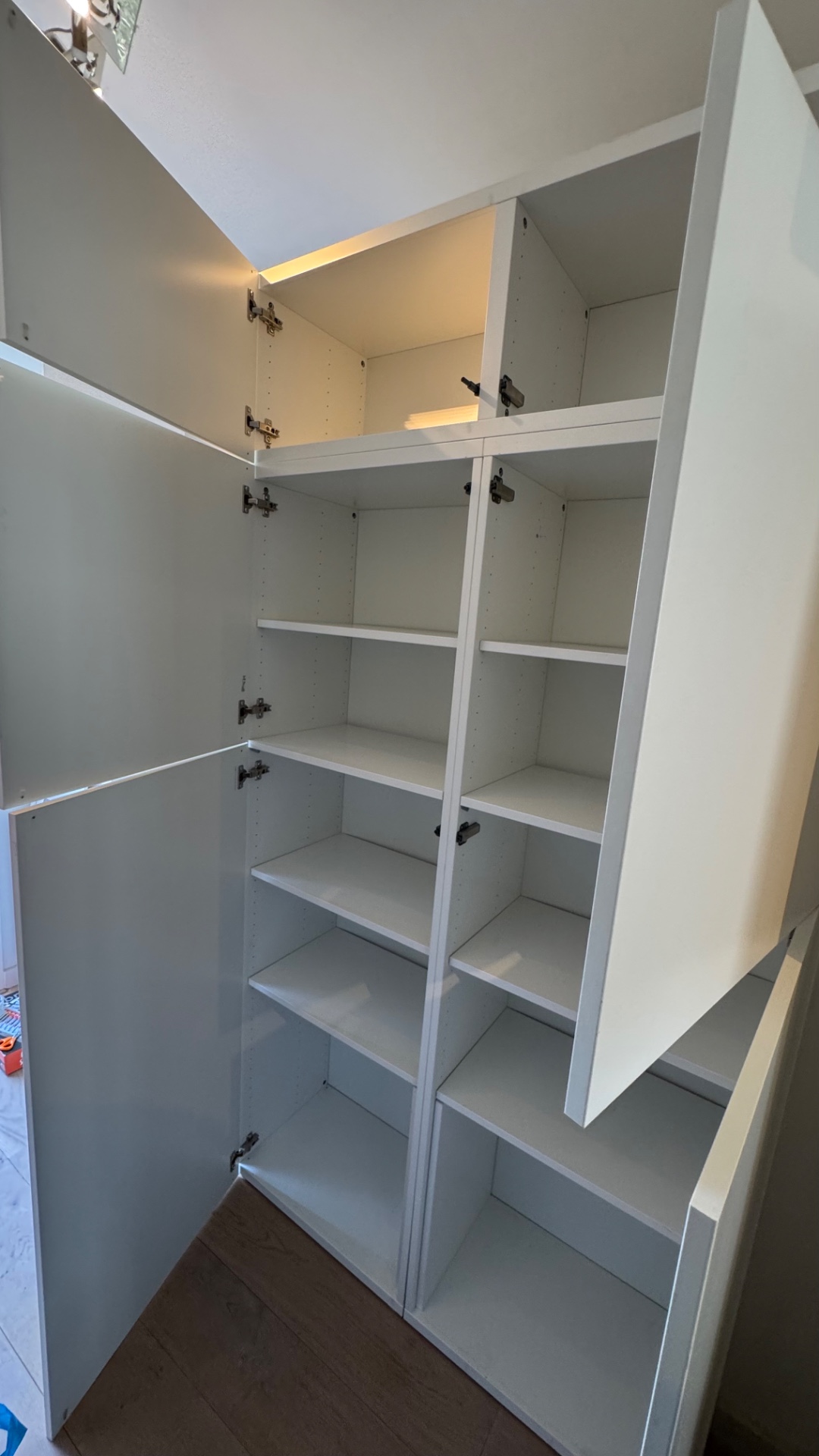 Grote Ikea Besta Vara kast, kan in 3 delen uit elkaar

Hoogte: 230 cm
Breedte: 120 cm
Diepte: 41 cm

 dm bij interesse, ophalen in overleg en uiterlijk vóór zaterdag 2
