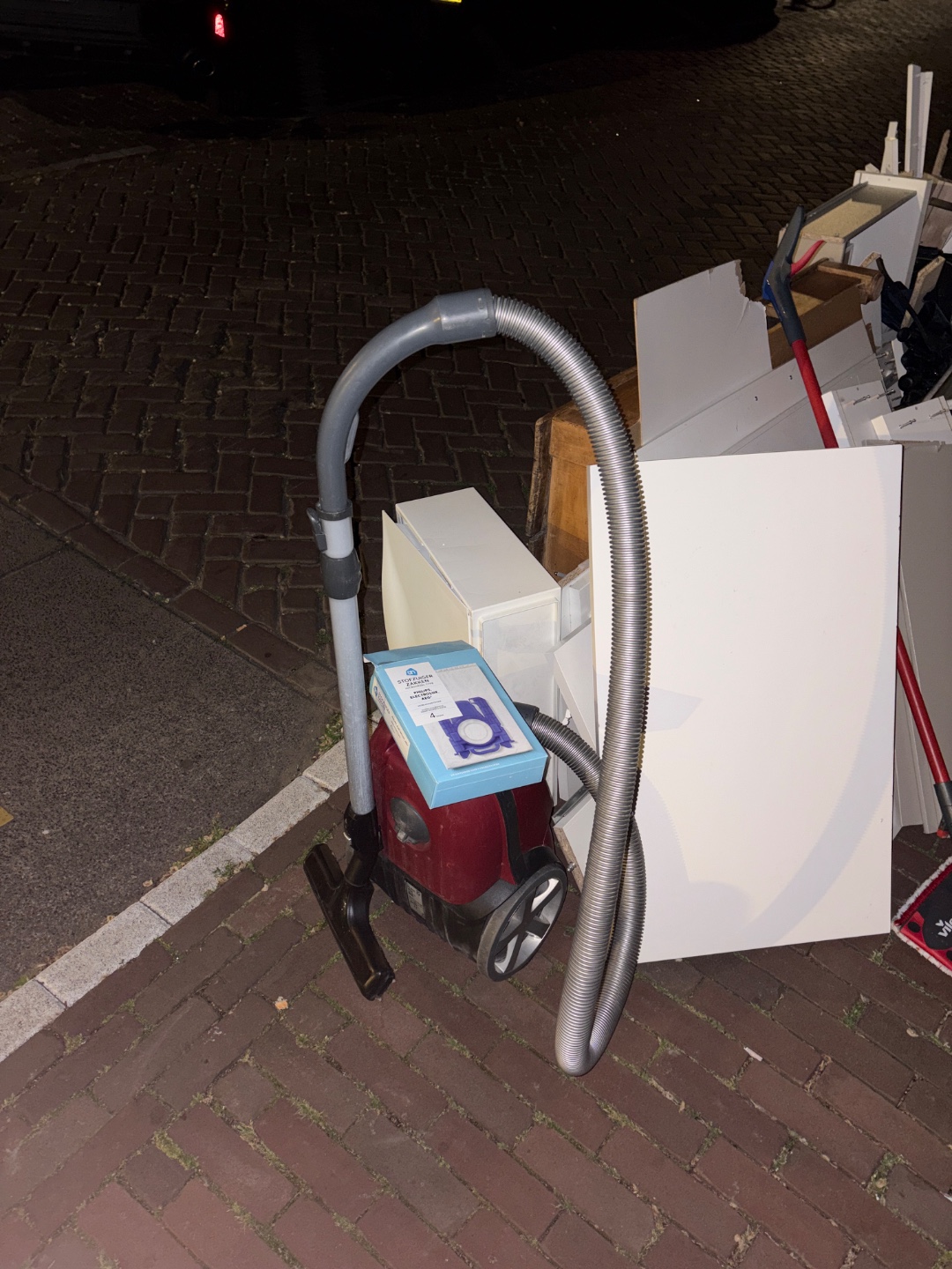 Vacuüm, still works! Including bags. 1